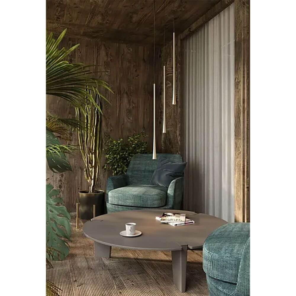 Modernes Wohnzimmer mit LED Hängeleuchte, gemütlichem Sessel und Kaffeetisch in natürlichem Ambiente.
