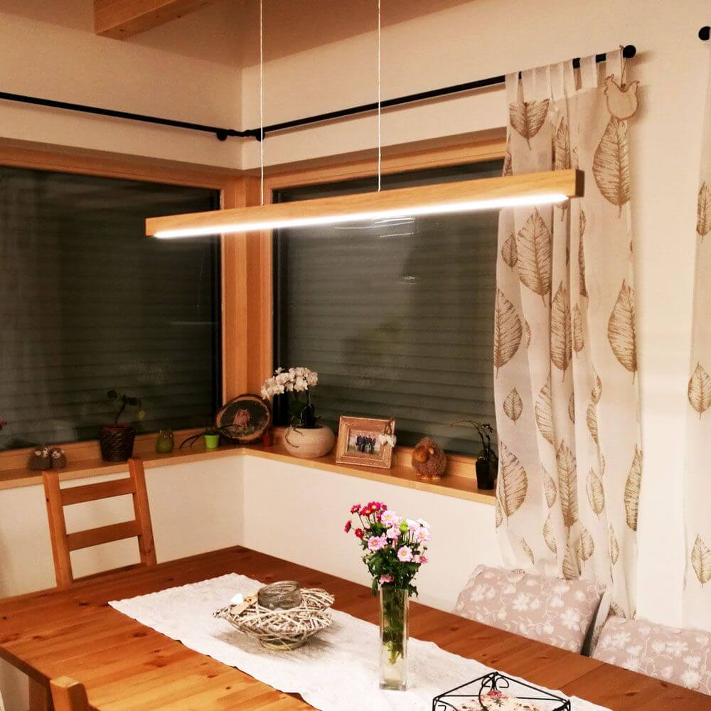 LED Hängeleuchte Smal Touch-Dimmer 1330lm Eiche-Geölt im modernen Essbereich mit Holzdetails.