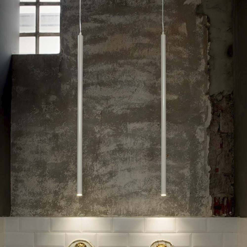 LED Hängeleuchte Ultrathin in elegantem Design, hanging über grauer Wand mit glänzendem Licht.