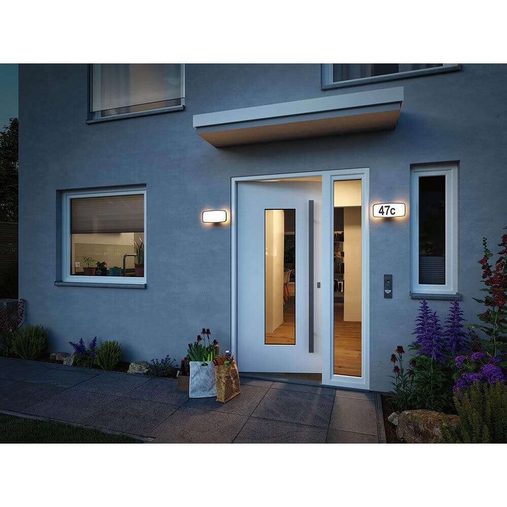 LED Hausnummernleuchte Sheera Bewegungsmelder & Dämmerungssensor an einem modernen Haus mit Hausnummer 47c.