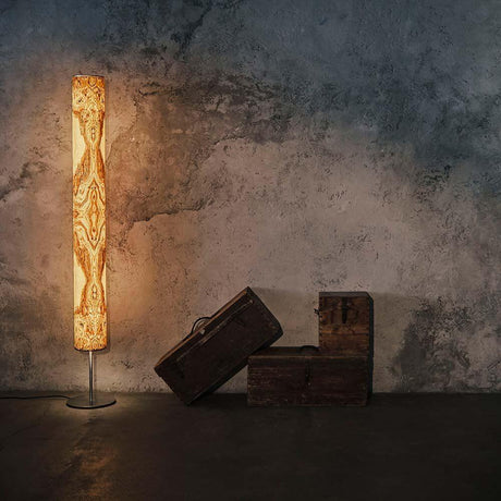 LED trestampe Arbor 190 cm i olivask med elegant omgivelse og trekasser
