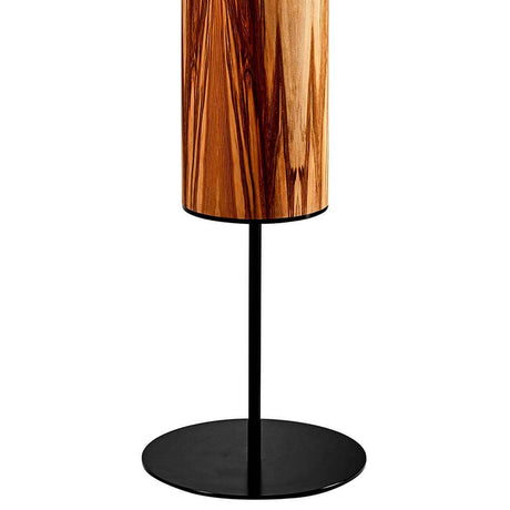 LED-trelampe Arbor 190 cm Satin valnøtt med markant tre og svart fot.