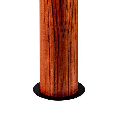 Detaljvisning av foten til LED gulvlampen i tre Lucerna 160 cm Tineo i rustikk trelook.