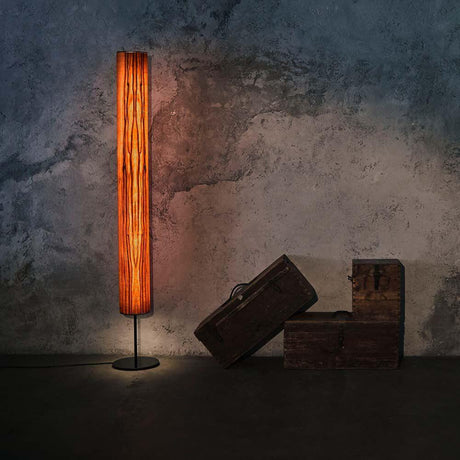 LED-gulvlampe i tre Arbor 190 cm Tineo i et stilfullt rom med trekister.