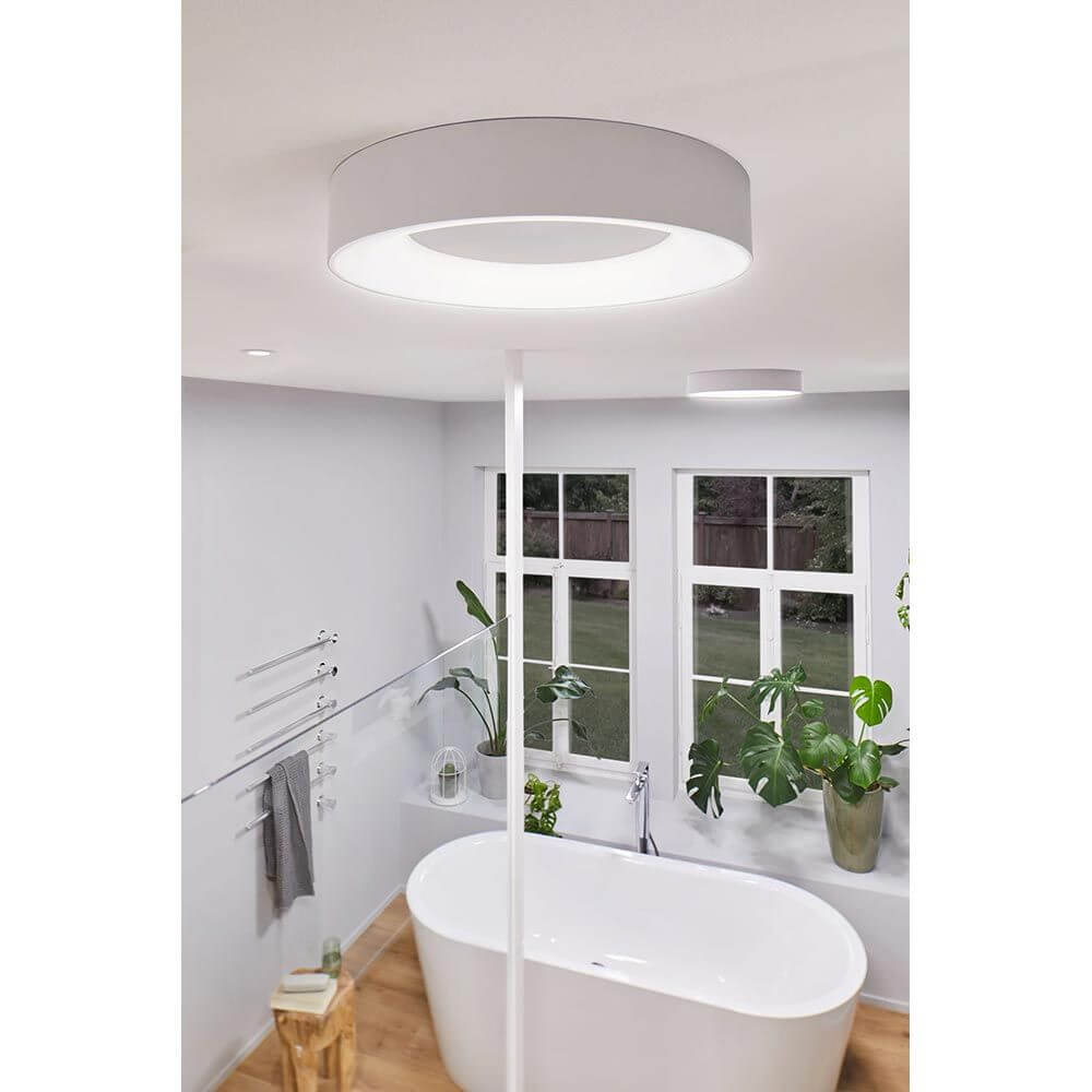 LED HomeSpa Deckenleuchte Casca CCT-Switch Weiß in moderner Badezimmerumgebung mit Pflanzen.