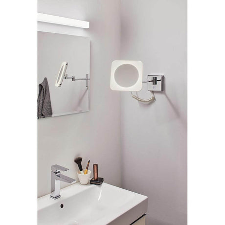 LED HomeSpa Kosmetikspiegel Jora Dim-to-Warm Chrom, Weiß im Badezimmer, ideal für Make-up und Rasur.