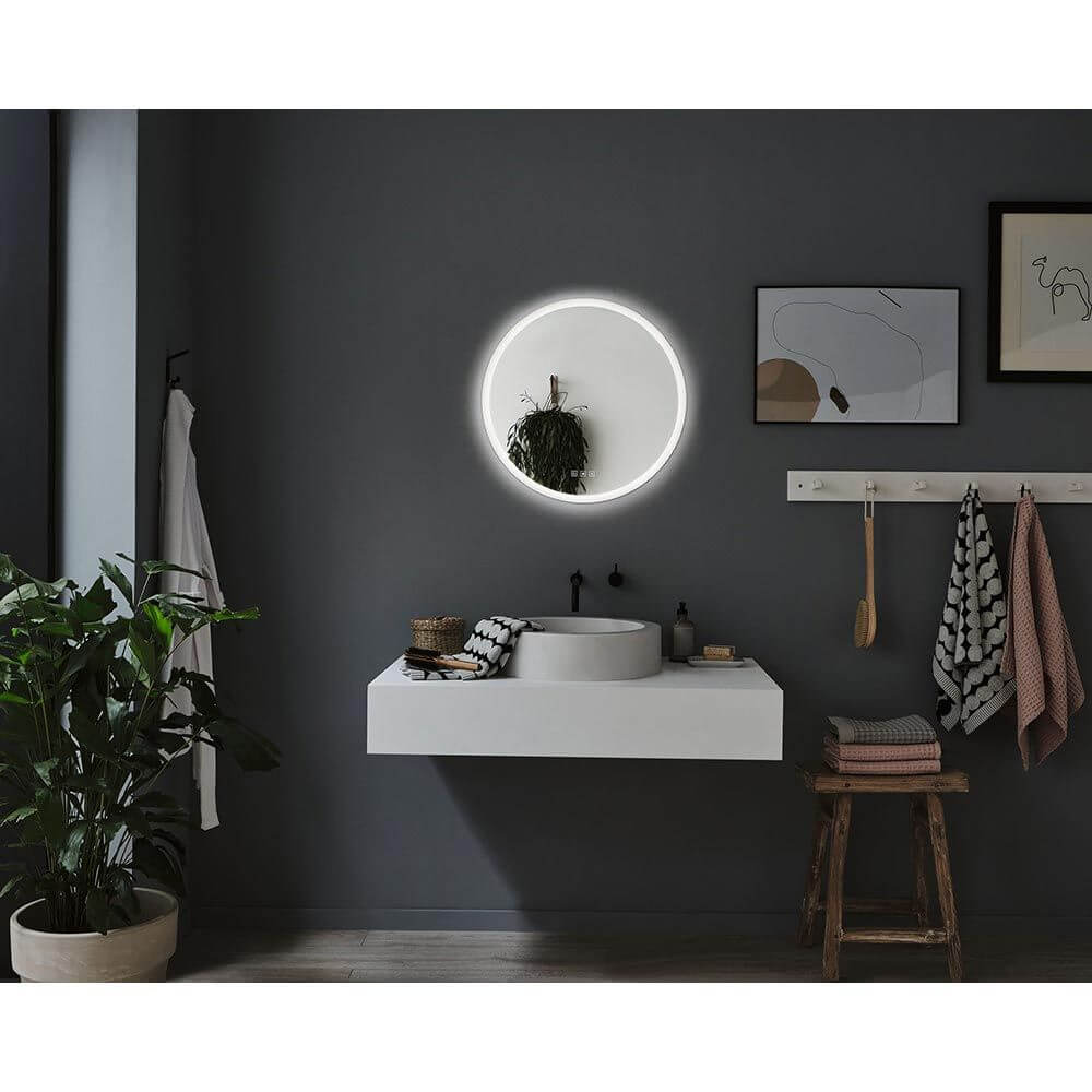 LED HomeSpa Leuchtspiegel Mirra CCT + Heizfunktion in modernem Badezimmer mit Pflanzen und Waschbecken.