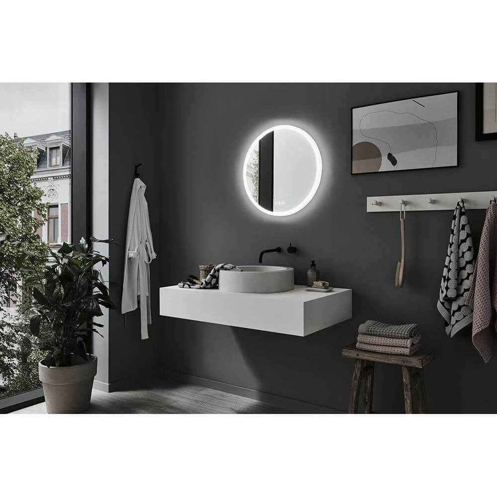 LED HomeSpa Leuchtspiegel Mirra CCT + Heizfunktion im modernen Badezimmer mit runder Form und eleganter Beleuchtung.
