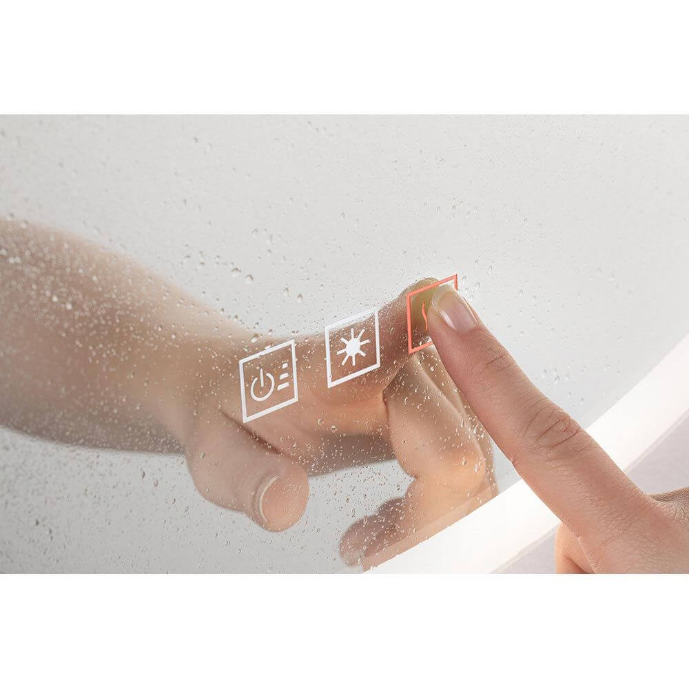 LED HomeSpa Leuchtspiegel Mirra CCT + Heizfunktion: Nutzer betätigt Touch-Schalter am beschlagenen Spiegel.