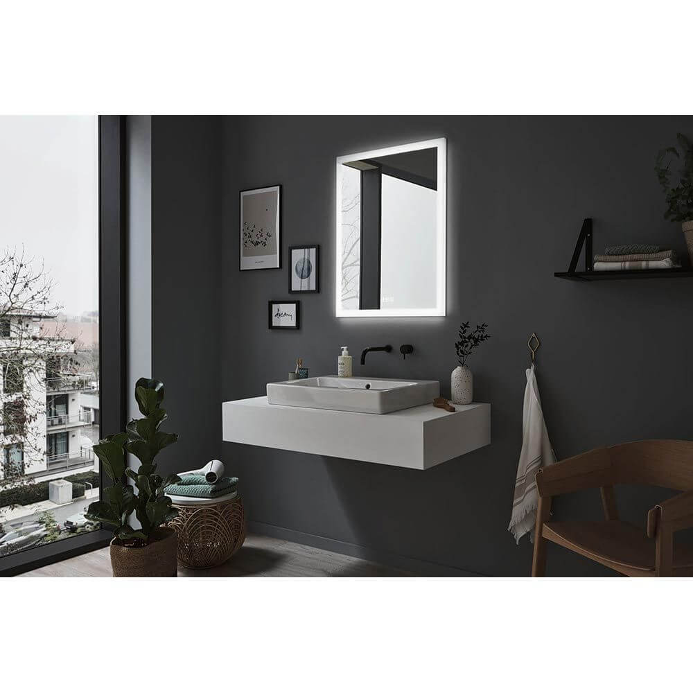 LED HomeSpa Mirra Leuchtspiegel CCT Wärme Dimmbar & Heizbar im modernen Badezimmer mit stylishen Accessoires.