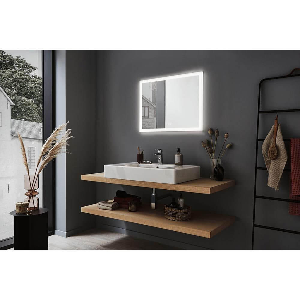 Moderne Badezimmeransicht mit HomeSpa LED Spiegel Mirra und Holzregal für stilvolle Aufbewahrung.