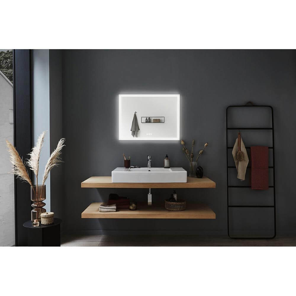 Moderne Badezimmereinrichtung mit HomeSpa LED Leuchtspiegel Mirra, Waschbecken und dekorativen Elementen.