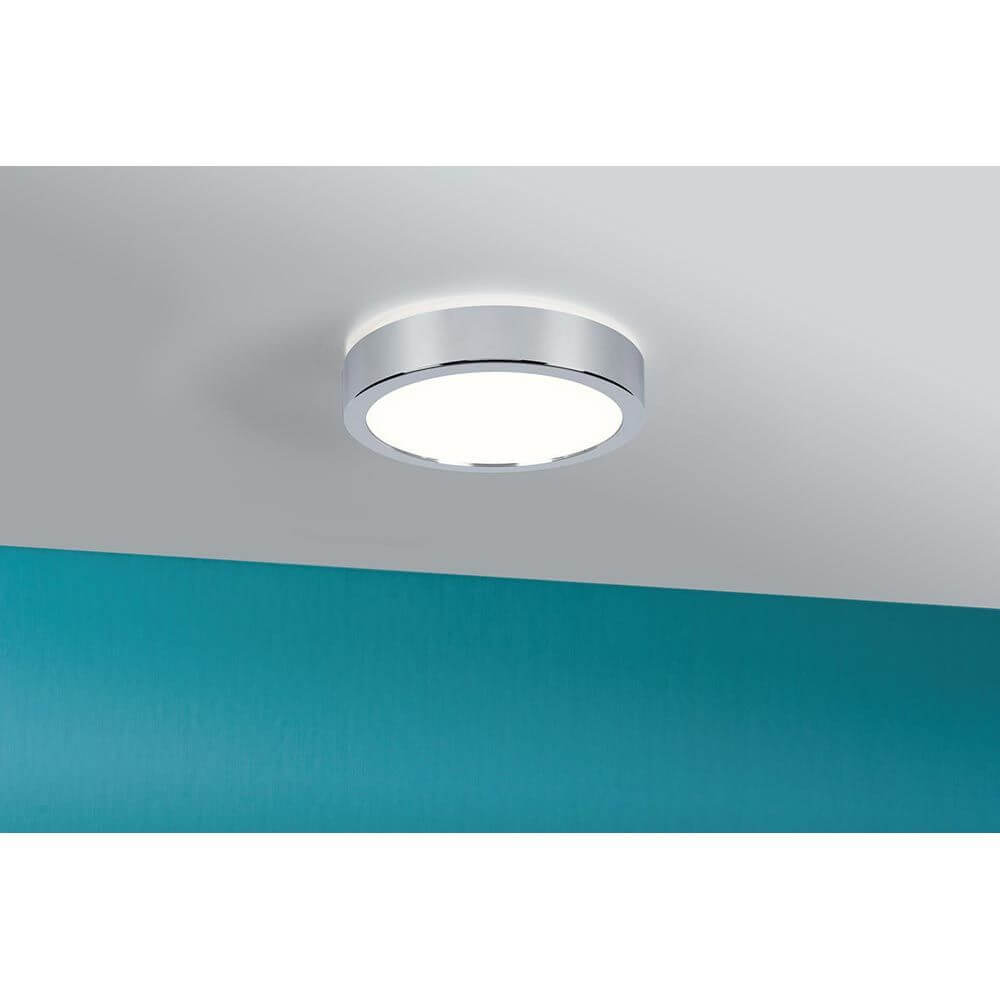 LED HomeSpa Panel Aviar Chrom Dimmbar auf einem Deckenpaneel, ideal für Feuchträume und blendfreies Licht.