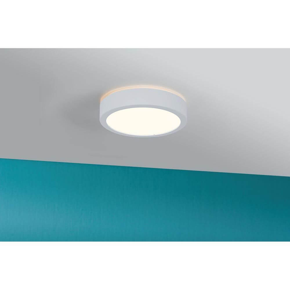LED HomeSpa Panel Aviar Weiß Dimmbar an einer Decke montiert, ideal für Feuchträume durch spritzwassergeschützte Bauweise.