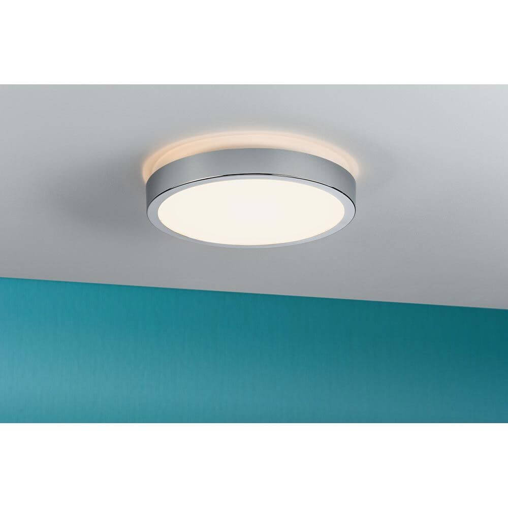 LED HomeSpa Panel Aviar Dim-to-Warm Weiß, Chrom an einer Decke montiert.