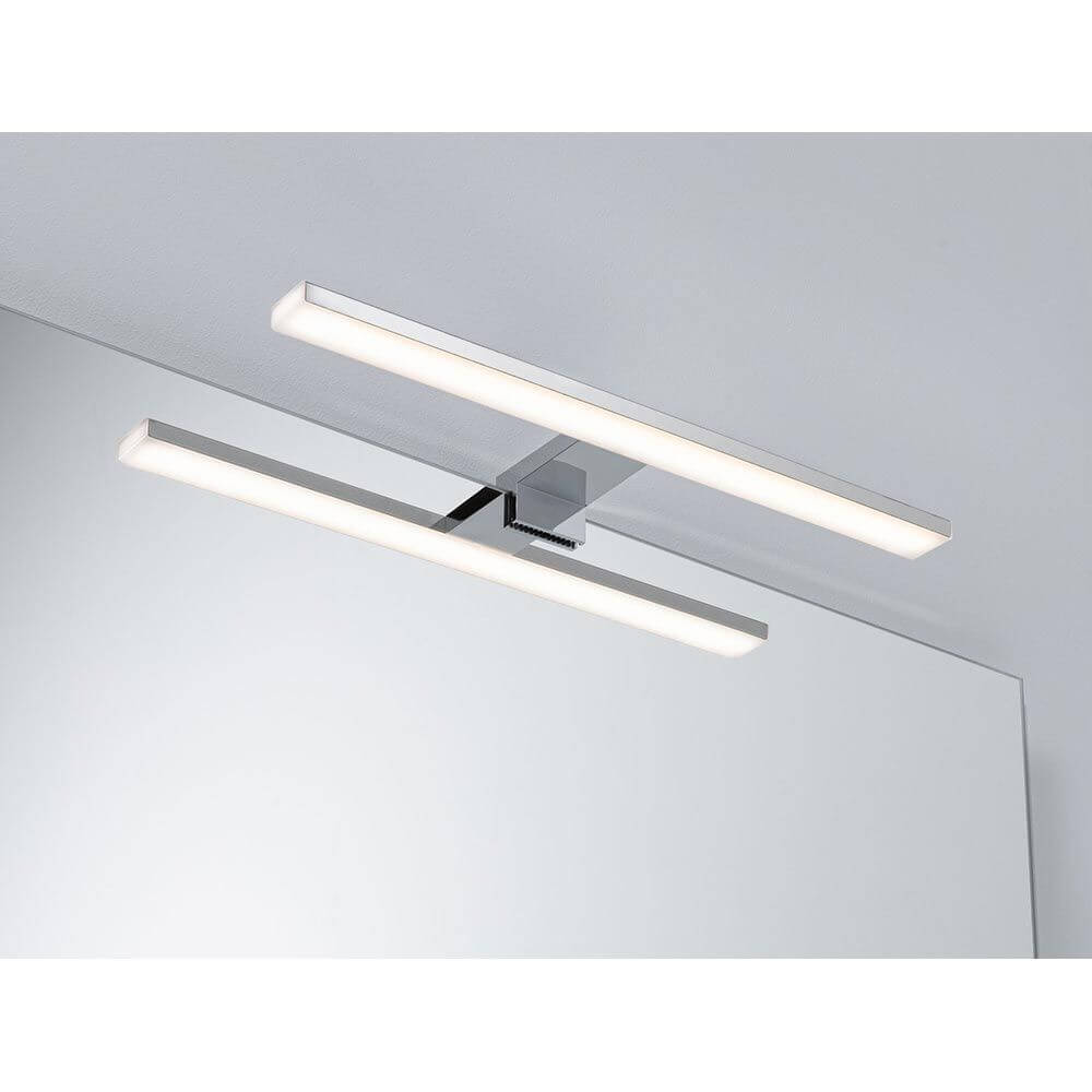 LED HomeSpa Spiegelleuchte Evie Chrom über einem Badezimmer Spiegel mit optimaler Ausleuchtung.