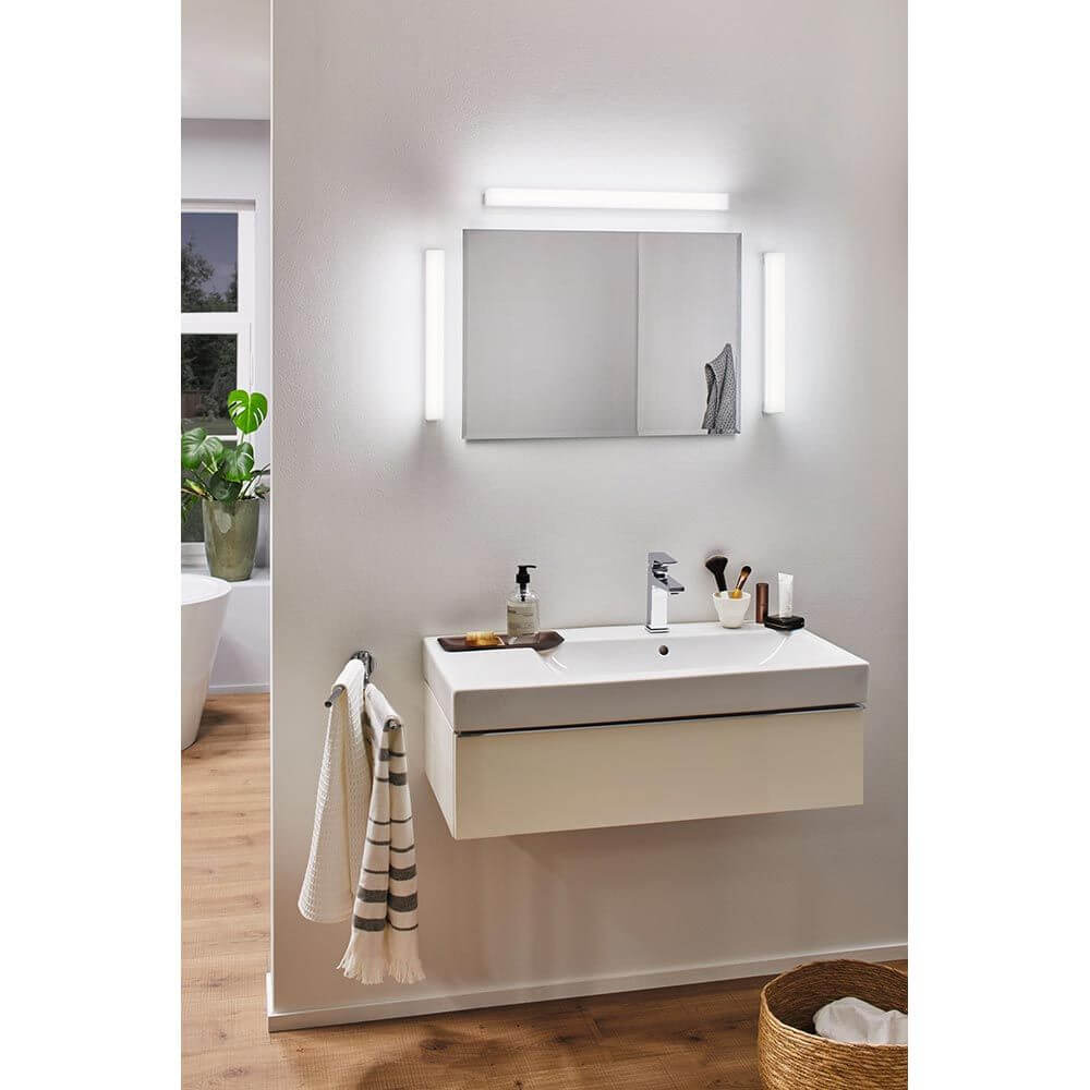 LED HomeSpa Spiegelleuchte Luno CCT-Switch Weiß an einem modernen Badezimmerwaschtisch.