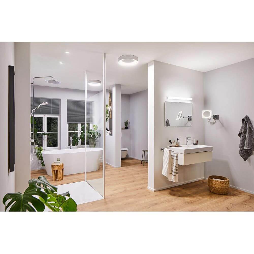 LED HomeSpa Bad- & Spiegelleuchte Luno Weiß in modernem Badezimmer mit Badewanne und Spiegel.