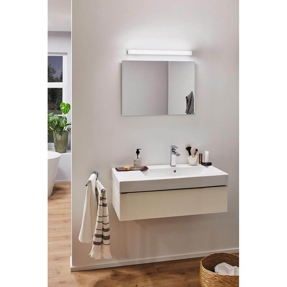 LED HomeSpa Bad- & Spiegelleuchte Luno Weiß an einem modernen Badezimmerwaschtisch mit Spiegel.