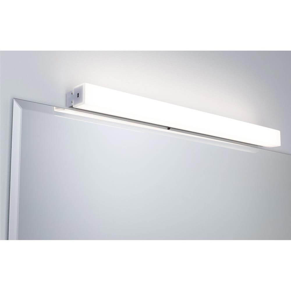 LED HomeSpa Bad- & Spiegelleuchte Luno Weiß montiert über einem Spiegel in einem modernen Badezimmer.