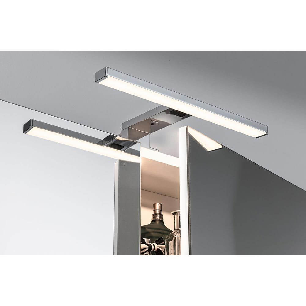 LED HomeSpa Spiegelleuchte Selo Weiß, Chrom montiert über einem Badezimmermirror.
