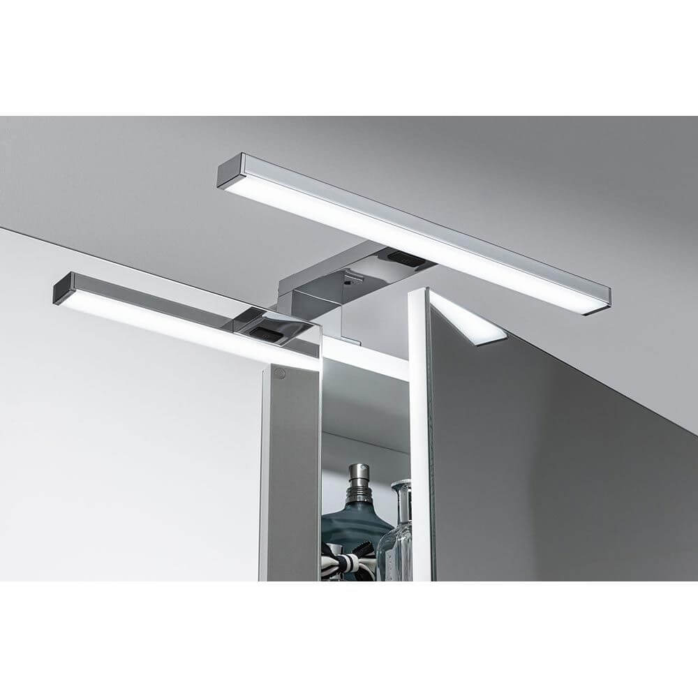 LED HomeSpa Spiegelleuchte Selo Weiß, Chrom über einem Badezimmerspiegel montiert.