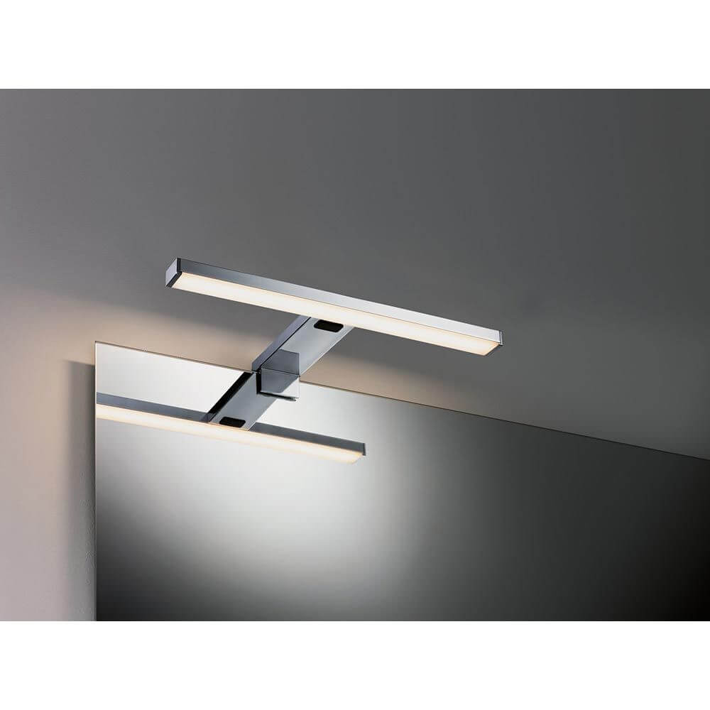 LED HomeSpa Spiegelleuchte Selo Weiß, Chrom an einem Spiegel montiert, spritzwassergeschützt für Badezimmer.