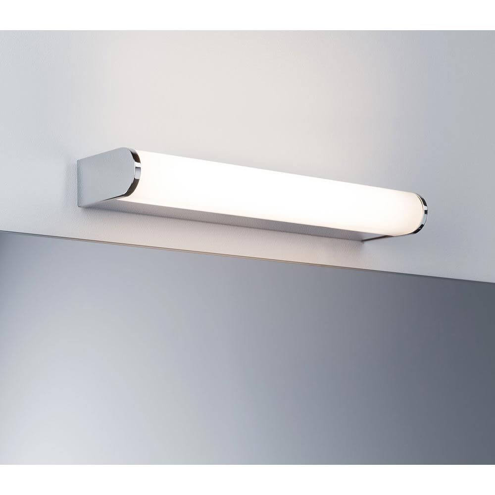 LED HomeSpa Wandleuchte Arneb CCT Weiß, Chrom an einer Wand montiert über einem Spiegel.
