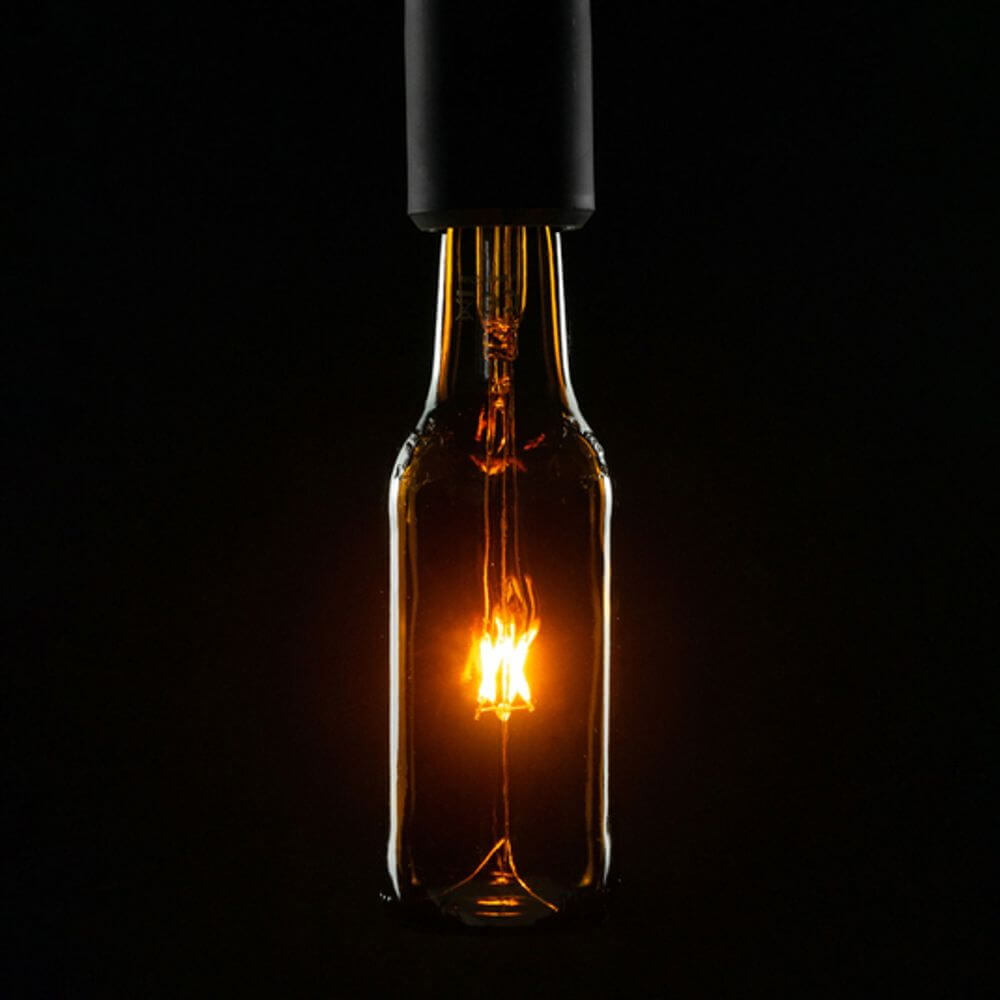 E27 LED Bierflasche Beer Bulb Dimmbar in einem dunklen Hintergrund, originale Bierflasche mit warmem Licht.
