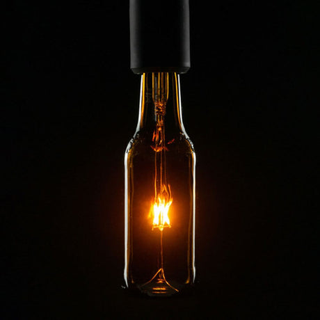 E27 LED Bierflasche Beer Bulb Dimmbar in einem dunklen Hintergrund, originale Bierflasche mit warmem Licht.