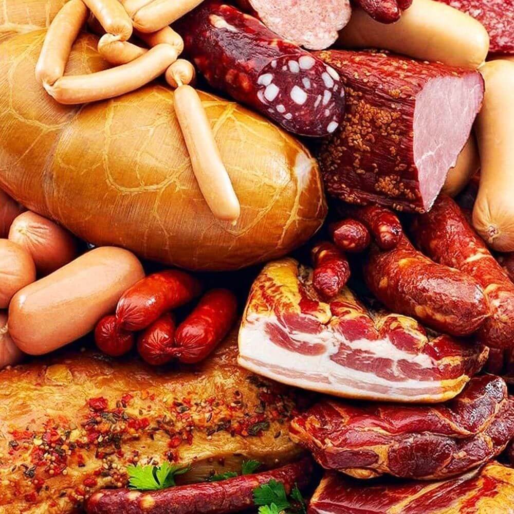 Frische Wurst- und Fleischsorten für Metzgereien, präsentiert in ansprechender Anordnung.