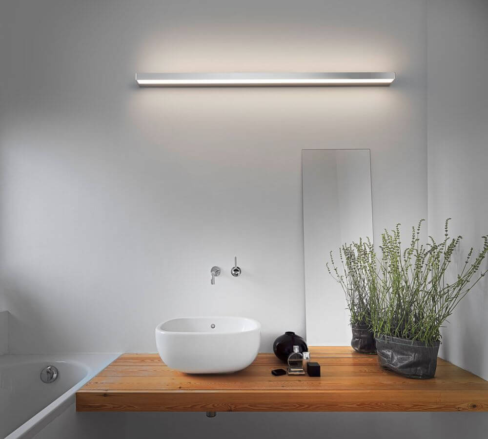 LED Lichtboard Slate Wandlampe 120cm IP44 Up & Down Schwarz-matt über einem modernen Lavabo im Badezimmer.