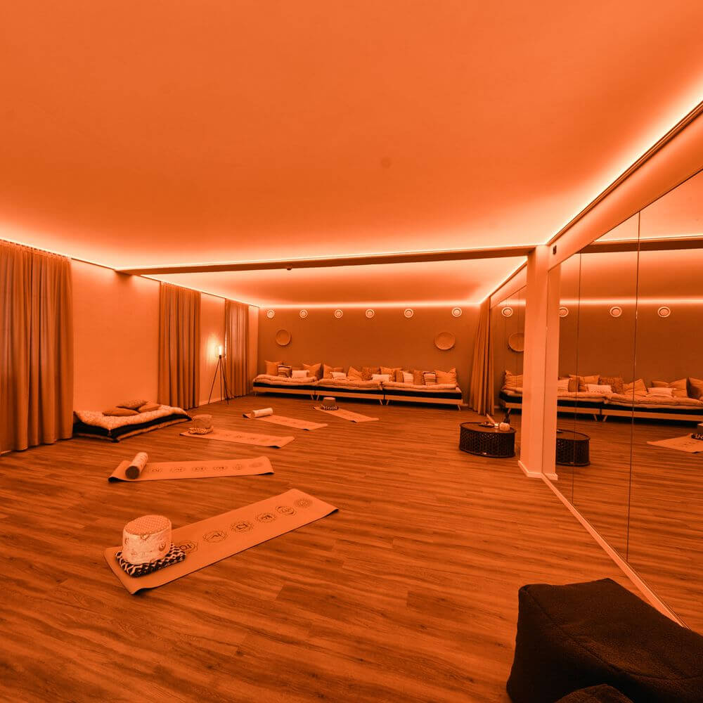 Moderne Raumgestaltung mit LED-Lichtdecke, warmweißer Beleuchtung und gemütlicher Atmosphäre.