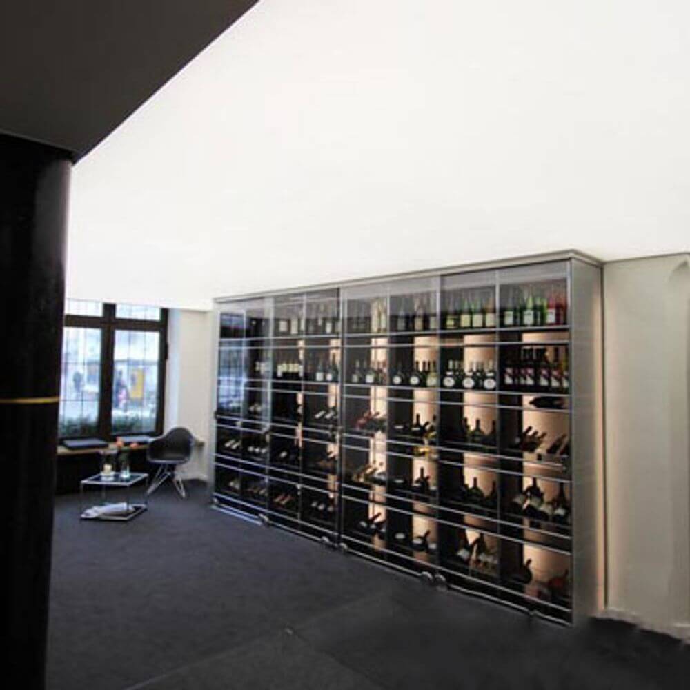 Moderne LED-Lichtdecke über einem stilvollen Weinschrank in einem Wohnbereich.