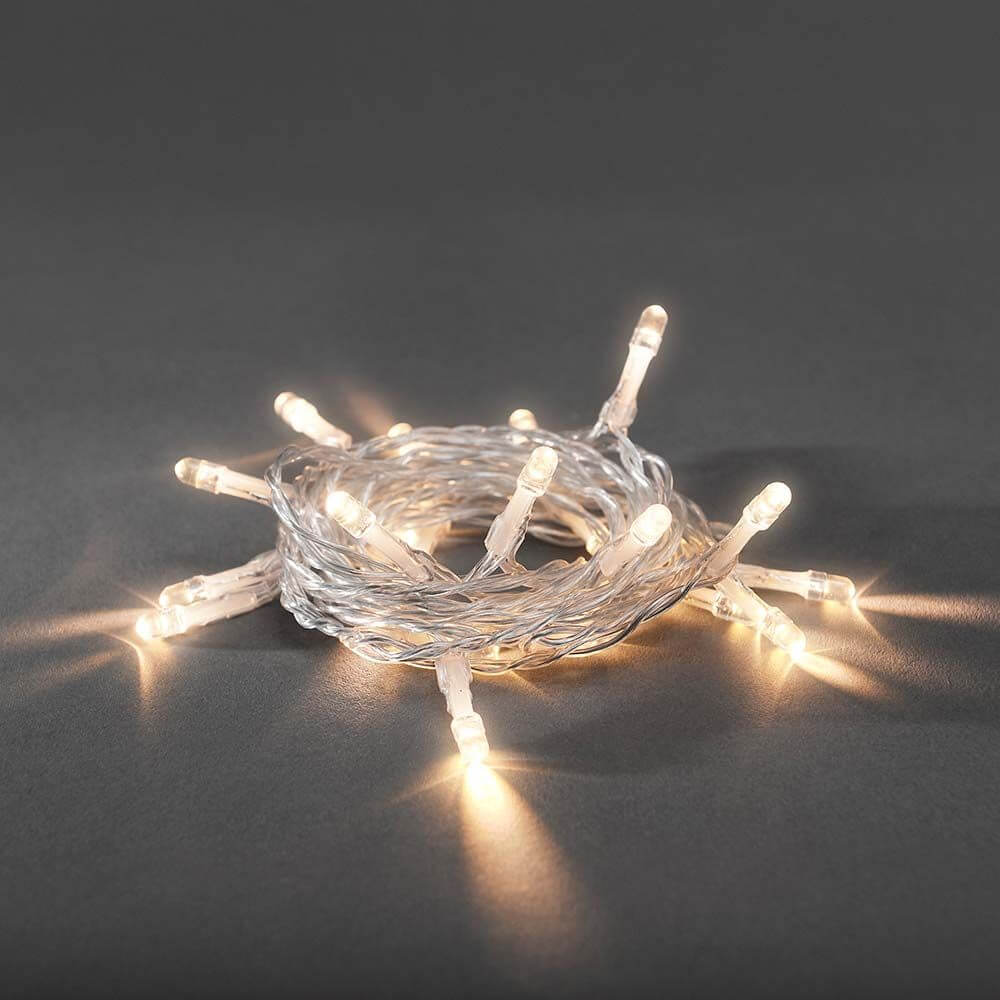 LED Lichterkette 20 Warmweiße Dioden batteriebetrieben auf einem dunklen Hintergrund.