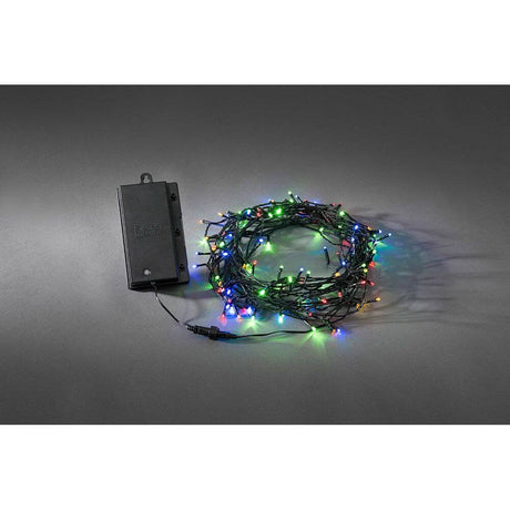 LED Lichterkette mit Lichtsensor Timer 120 bunte Dioden batteriebetrieben IP44 mit Batteriefach und bunten Lichtern auf schwarzem Hintergrund.