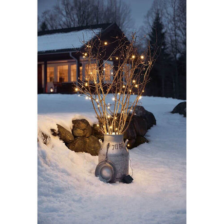 LED Lichterkette mit 8 Funktionen 240 Warmweiße Dioden batteriebetrieb IP44 dekoriert Äste im Schnee.