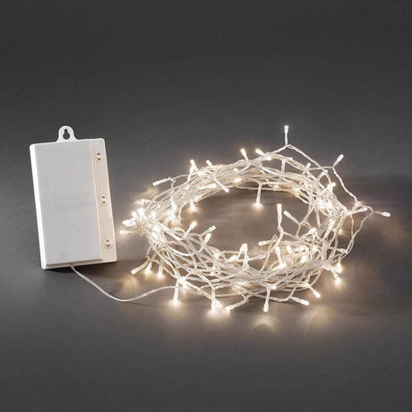 LED Lichterkette Timer 8 Funktionen Memoryfunktion 240 Warmweiße Dioden batteriebetrieb IP44 auf schwarzem Hintergrund.