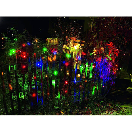 LED Lichternetz 120 bunte Dioden IP44 auf einem Gartenzaun, festliche Farben und stimmungsvolle Beleuchtung.