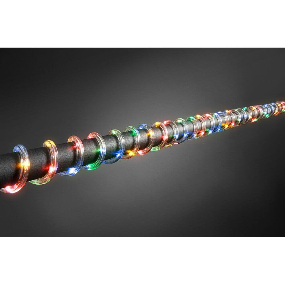 LED Lichterschlauch 6m mit Lichtsensor Timer 96 bunte Dioden batteriebetrieben IP44 auf schwarzem Hintergrund.