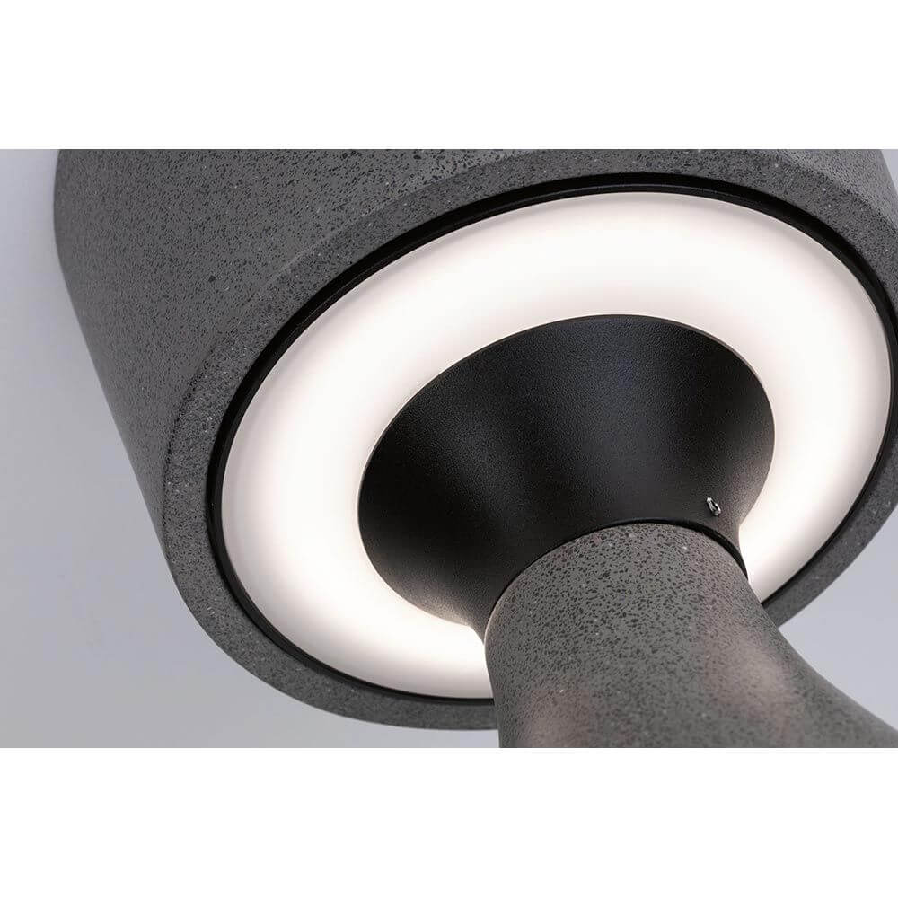 LED Pflanzkübel Concrea Schwarzer Sandstein IP65 - Scheinwerfer mit warmweißem Licht und grauem Sandstein-Design.