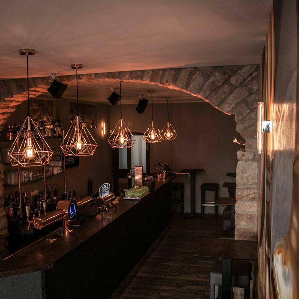 S14d LED Linienleuchte 100cm Extra Warmweiß 1900K Dimmbar im stilvollen Bar-Interieur mit geometrischen Lampen.