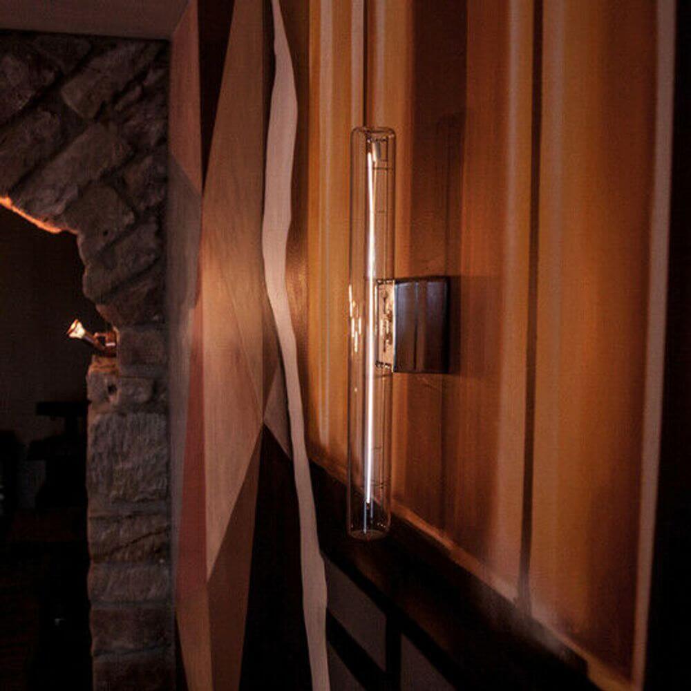 S14d LED Linienleuchte 100cm Extra Warmweiß 1900K Dimmbar an einer Wand mit dekorativem Hintergrund