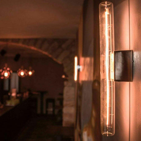 S14d LED Linienleuchte 30cm Extra Warmweiß 2200K Dimmbar an Wand in moderner Umgebung