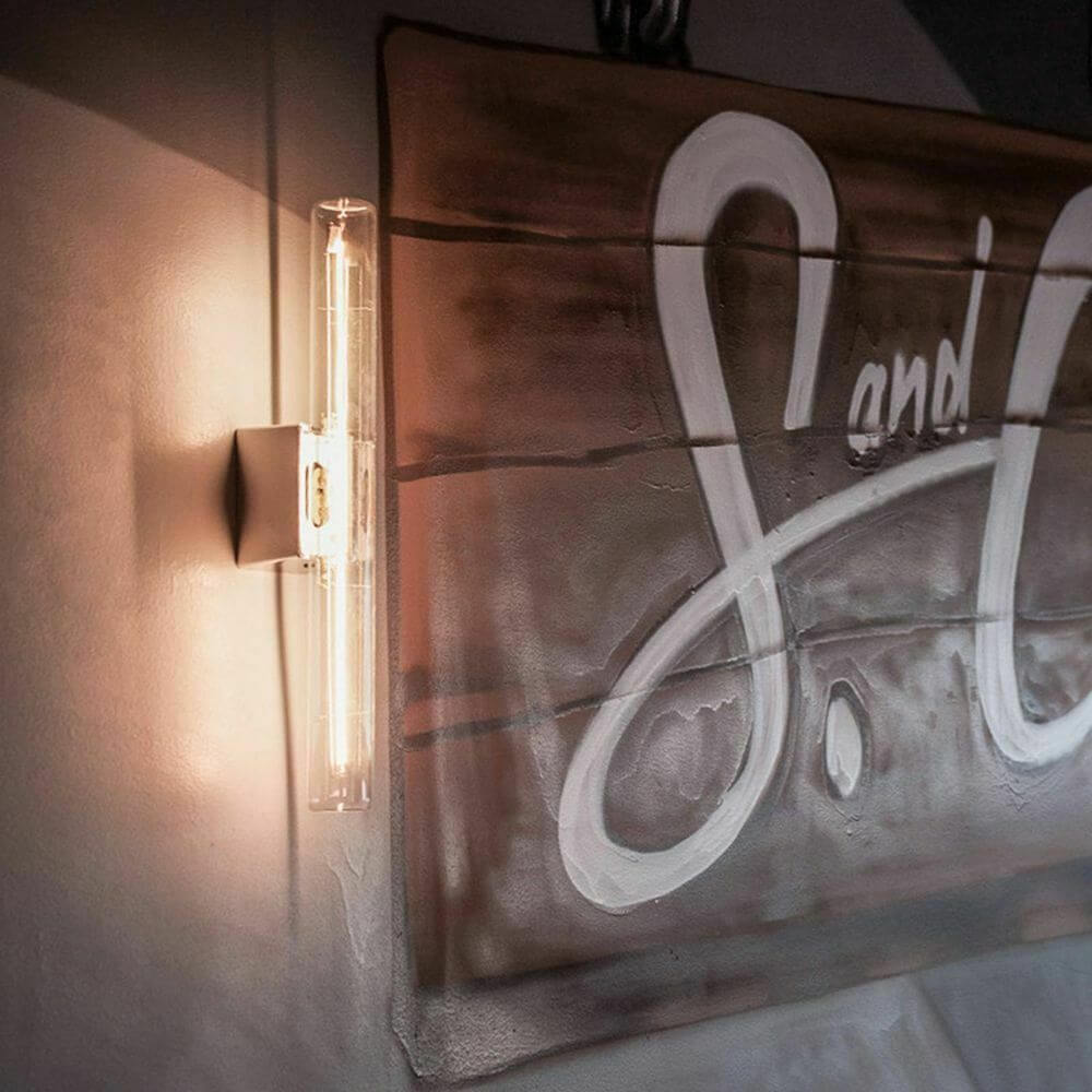 S14d LED Linienleuchte 30cm an der Wand, extra warmweiß mit dimmbarer Lichtquelle.