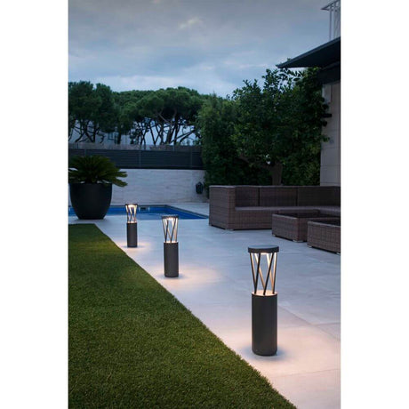 LED Wegeleuchte Twist 10W 3000K IP65 Dunkelgrau im Außenbereich mit modernen Möbeln und Pool.