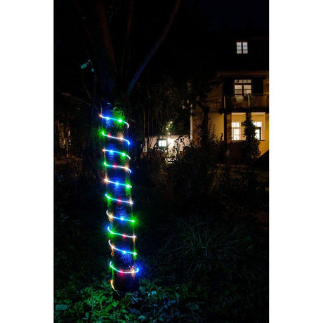 LED-mini lyslenke 10 m med lyssensor, timer, 130 fargede dioder, batteridrevet, IP44 viklet rundt et tre om natten.