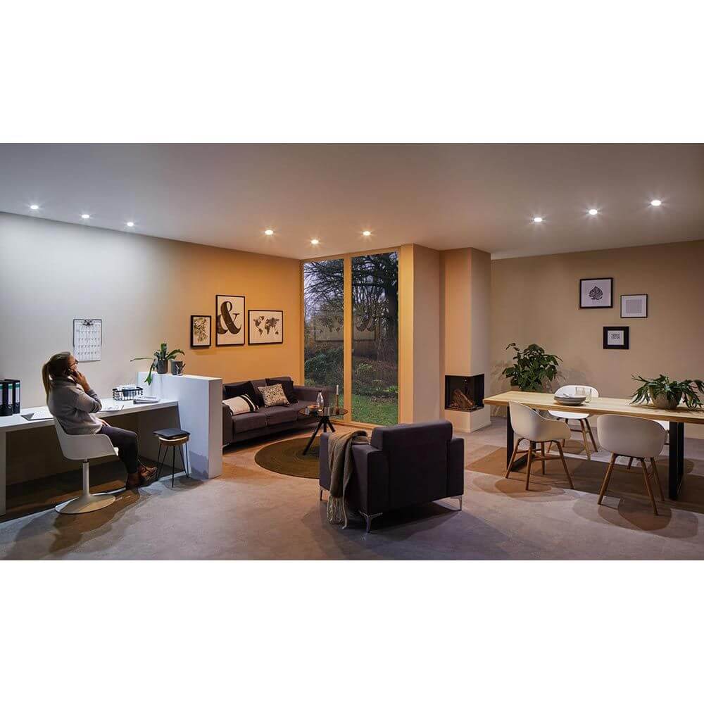 LED Modul Choose 3er-Set Weiß CCT-Switch 2700-6500K in modernem Wohnzimmer mit integrierter Beleuchtung.
