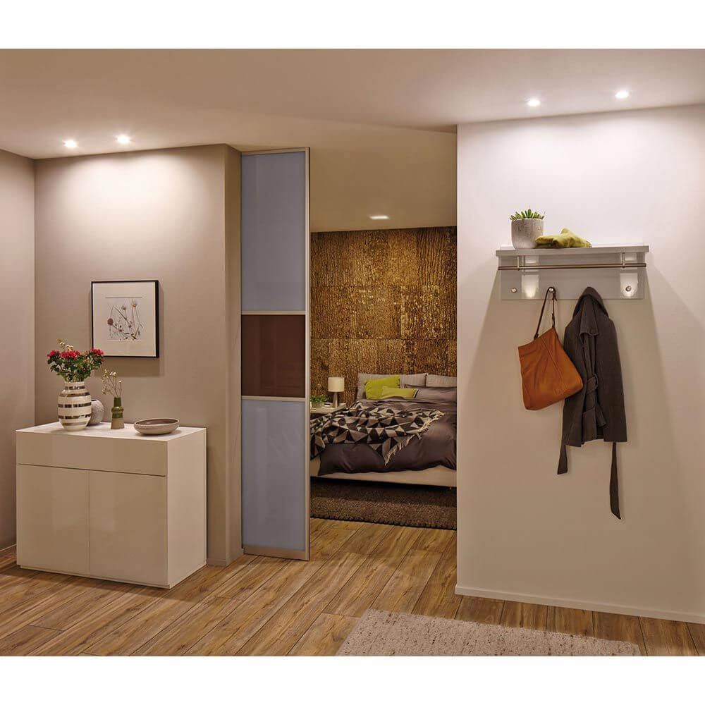 Moderne Wohnumgebung mit LED-Beleuchtung, gemütlicher Schlafzimmeransicht und stilvoller Garderobe.