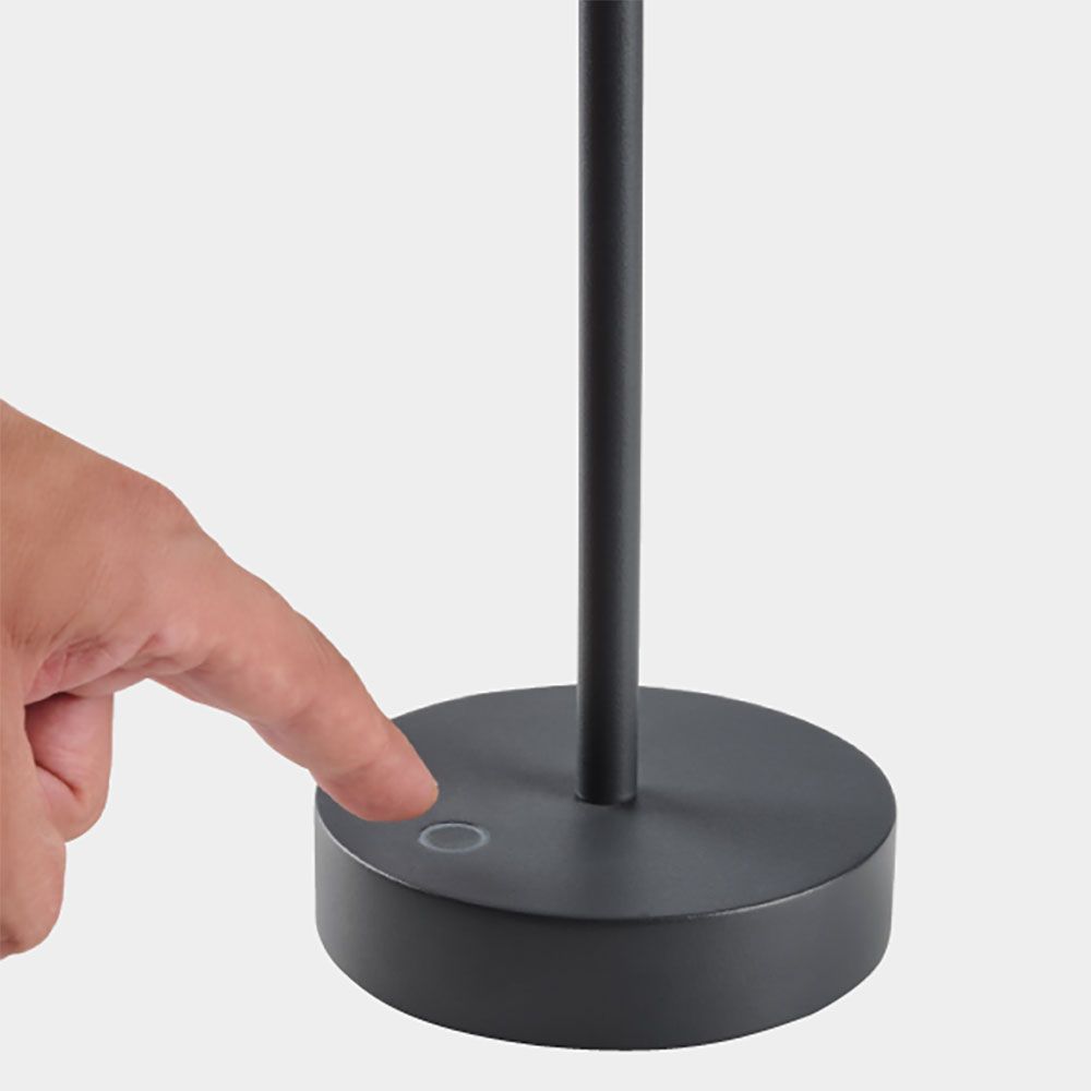 Detailaufnahme einer Hand, die den Touch-Schalter einer LED Outdoor Akku-Tischlampe betätigt.